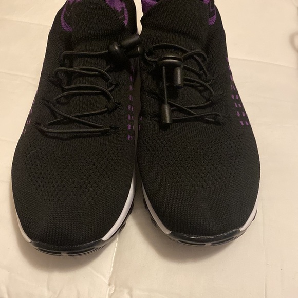 Very comfortable sneaker- great for nurses! - Picture 4 of 7